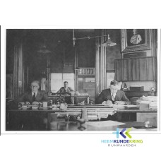 Secretariaat gemeentehuis Herwen en Aerdt. met in de midden secretaris H. Mulder. Coll. HKR